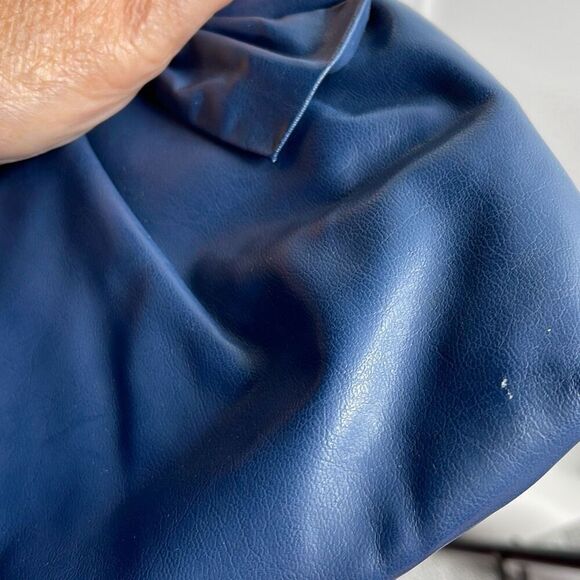 Vintage faux leather blue bow shoulder bag. - Picture 9 of 9